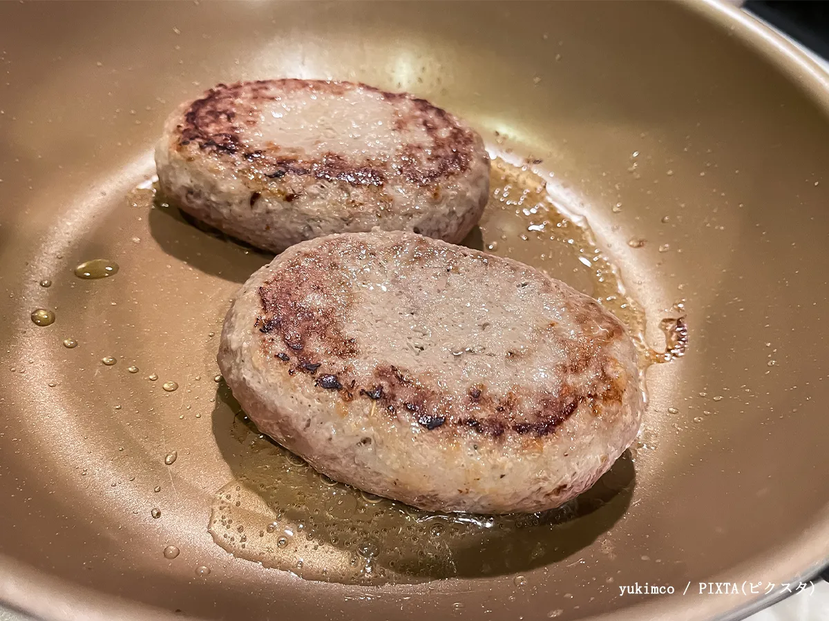 ハンバーグを焼く写真