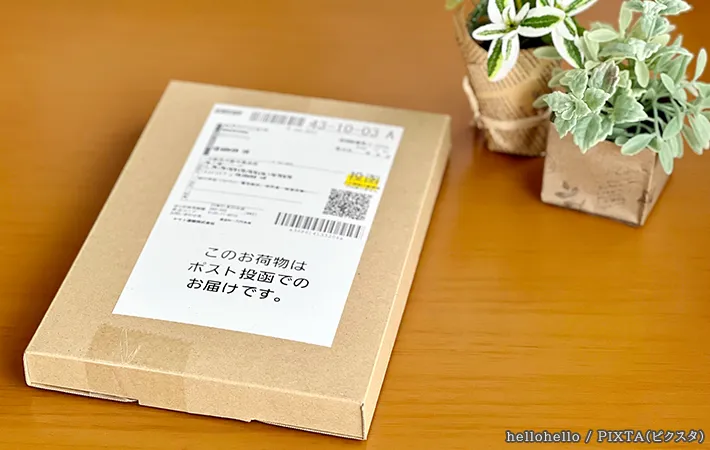 宛名シールがついたダンボールの写真