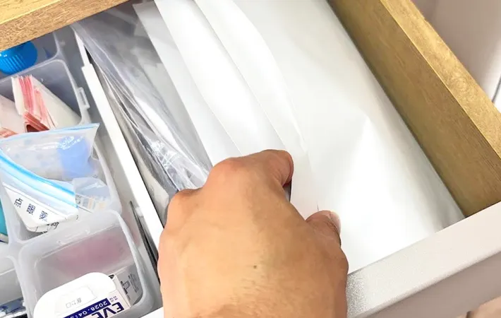 『引き出しの薬を取り出す』写真（撮影：キジカク）