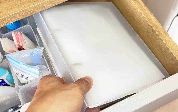 『引き出しの薬ファイルを取り出す』写真（撮影：キジカク）