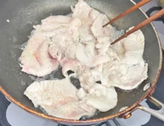 『霜降りした豚肉を焼く』写真（撮影：キジカク）