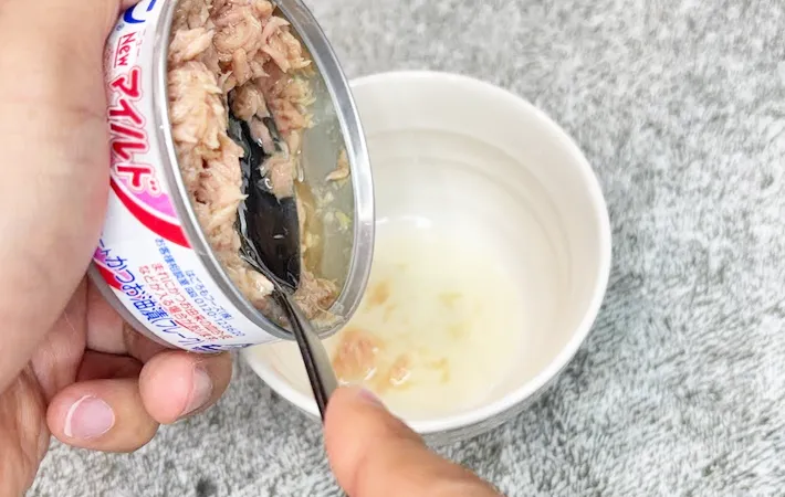 『シーチキン缶の油でドレッシング』を作る写真（撮影：キジカク）