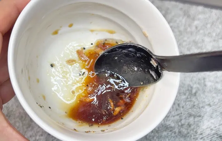 『シーチキン缶の油でドレッシング』を作る写真（撮影：キジカク）