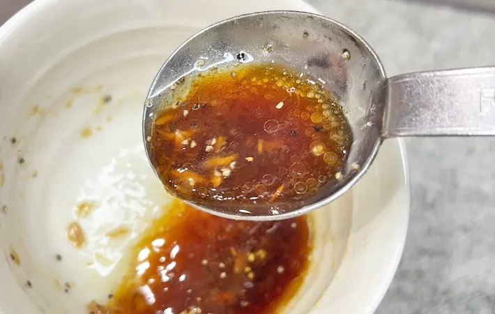 『シーチキン缶の油でドレッシング』を作る写真（撮影：キジカク）