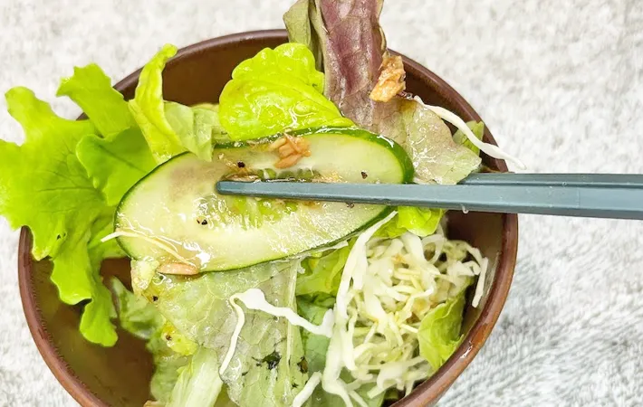 『シーチキン缶の油でドレッシング』の完成写真（撮影：キジカク）