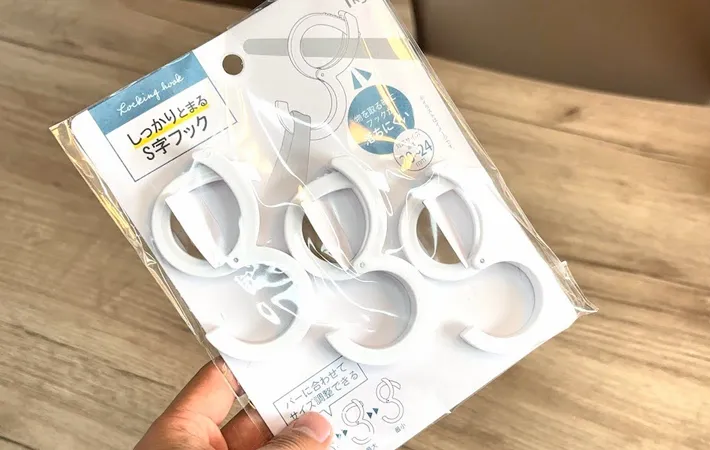 『ダイソー しっかりとまるＳ字フック』の写真（撮影：キジカク）