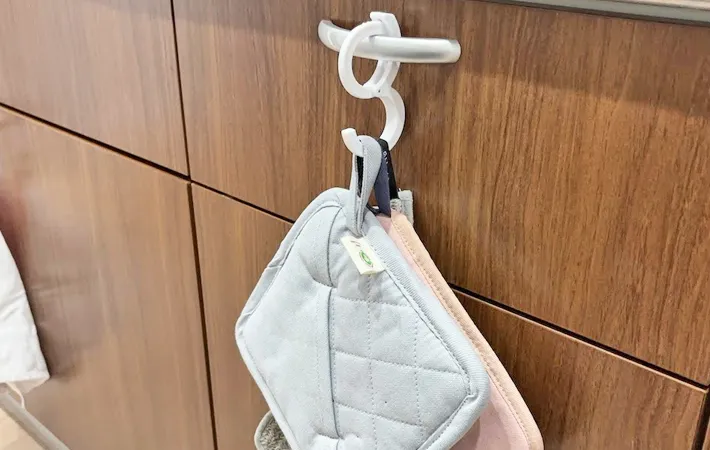 『ダイソー しっかりとまるＳ字フック』の使用写真（撮影：キジカク）