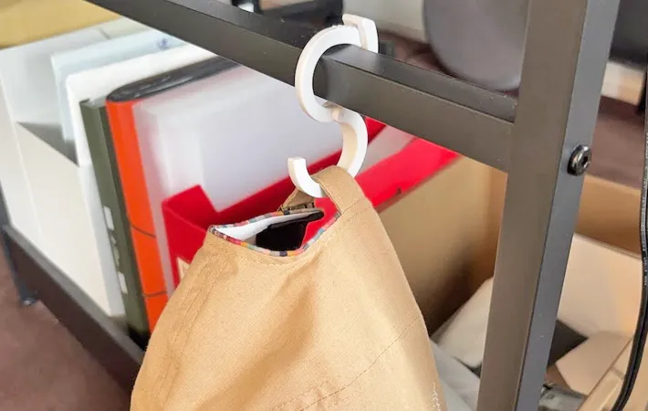 『ダイソー しっかりとまるＳ字フック』の使用写真（撮影：キジカク）