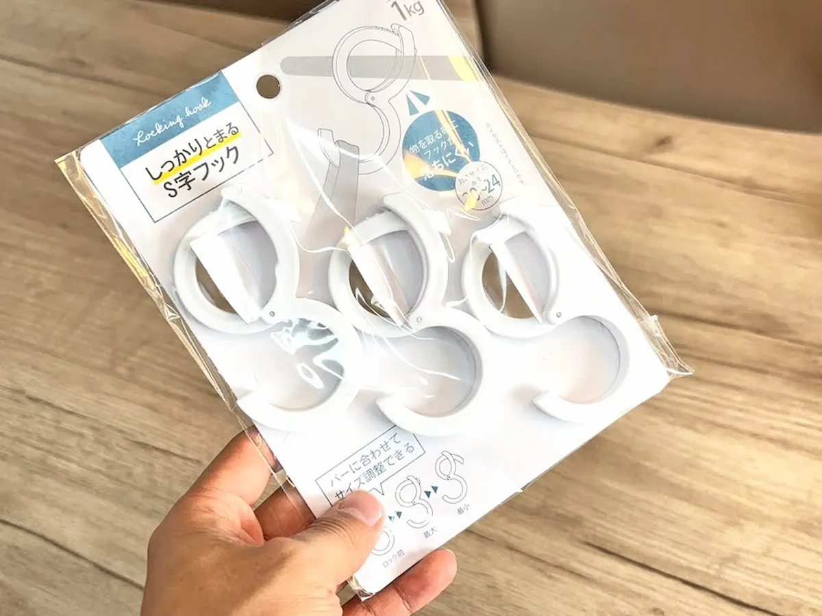 『ダイソー しっかりとまるS字フック』の写真(撮影:キジカク)