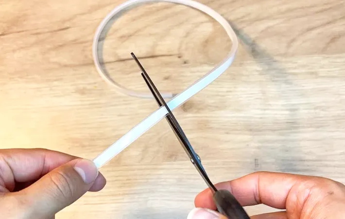 『かもい・ドア枠用ハンガー落下防止テープ』の写真（撮影：キジカク）