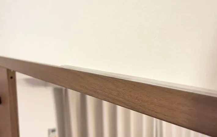 『かもい・ドア枠用ハンガー落下防止テープ』の使用写真（撮影：キジカク）