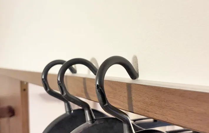 『かもい・ドア枠用ハンガー落下防止テープ』の使用写真（撮影：キジカク）