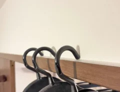 『かもい・ドア枠用ハンガー落下防止テープ』の使写真（撮影：キジカク）