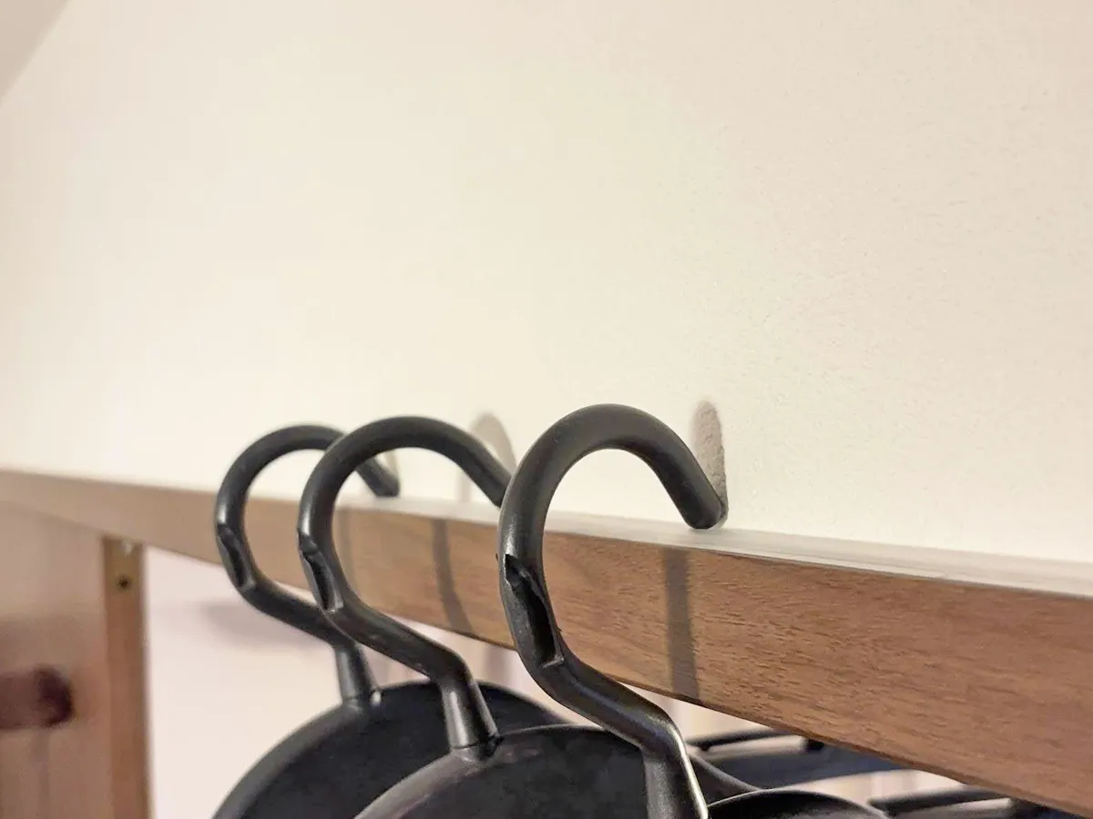 『かもい・ドア枠用ハンガー落下防止テープ』の使写真（撮影：キジカク）