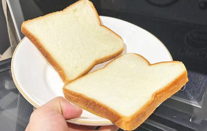 『ダイソー ワンぱくっ！サンドメーカーでミニサンド』を作る写真（撮影：キジカク）