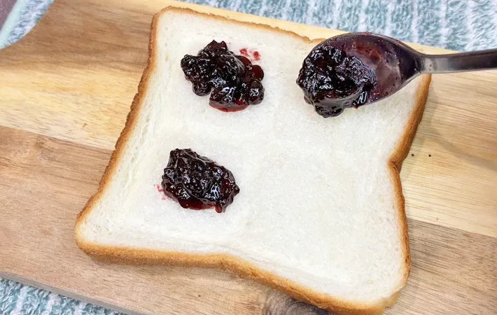 『ダイソー ワンぱくっ！サンドメーカーでミニサンド』を作る写真（撮影：キジカク）