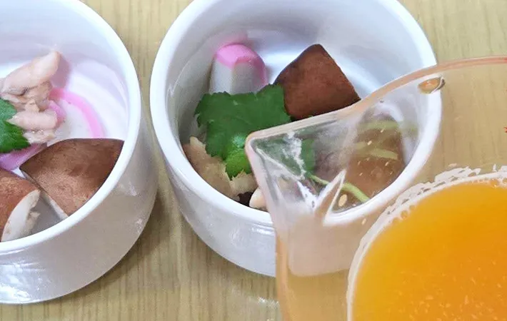 『レンジとプチッと鍋で茶わん蒸し』を作る写真（撮影：キジカク）