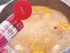 『麻婆春雨でお手軽麻辣湯』の調味料を入れる写真（撮影：キジカク）