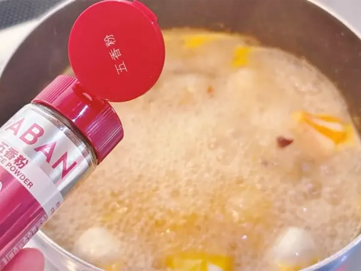 『麻婆春雨でお手軽麻辣湯』の調味料を入れる写真(撮影:キジカク)