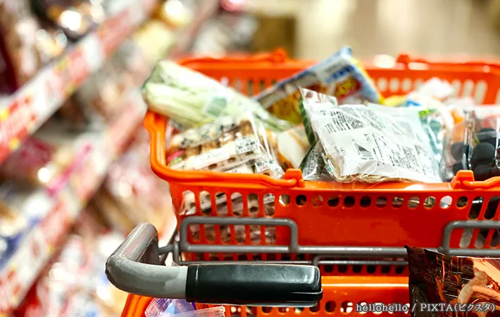 スーパーマーケットの買い物かごの写真