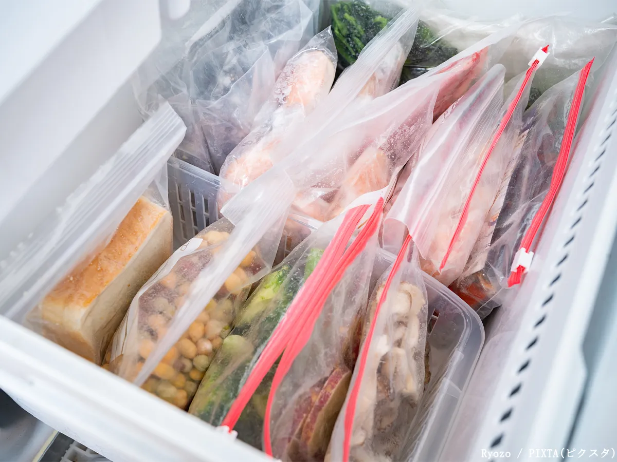 スーパーでまとめ買いをする人の写真