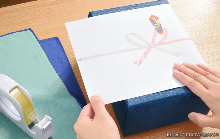 粗品にのしをつけている写真