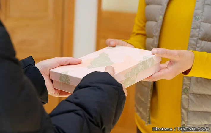 粗品を渡している写真