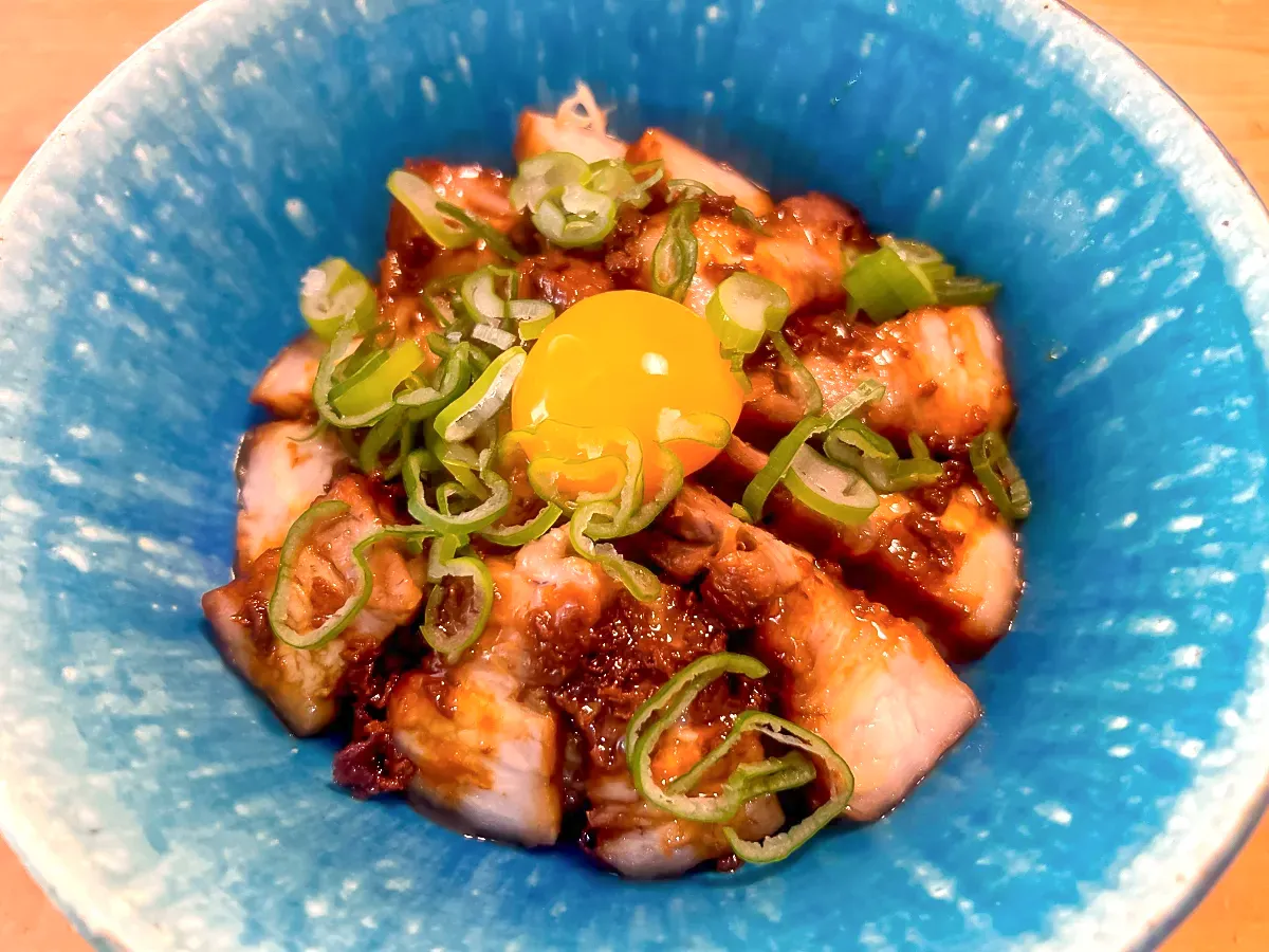 チャーシュー丼の完成写真(撮影:エニママ)
