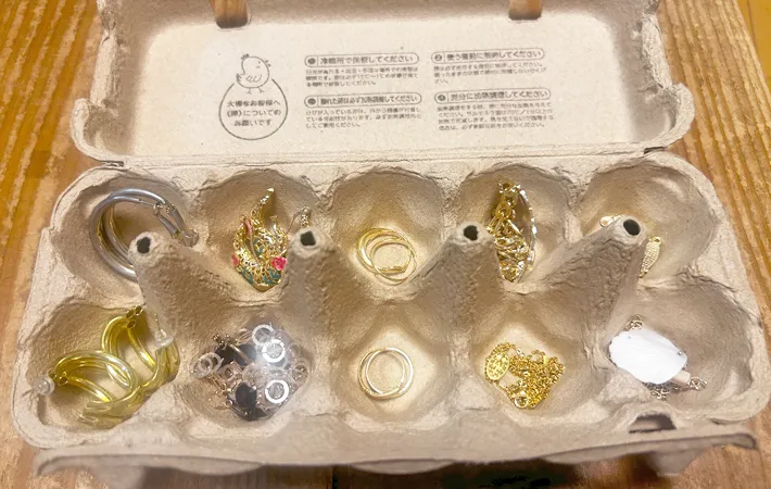 『アクセサリーを入れた紙製卵パック』の写真（撮影：エニママ）