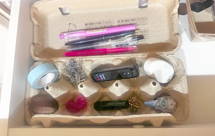 『アクセサリーを入れた紙製卵パック』の写真（撮影：エニママ）