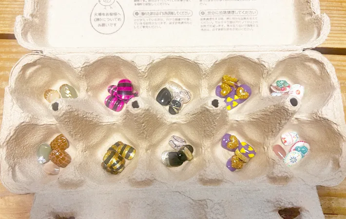 『ネイルチップを入れた紙製卵パック』の写真（撮影：エニママ）