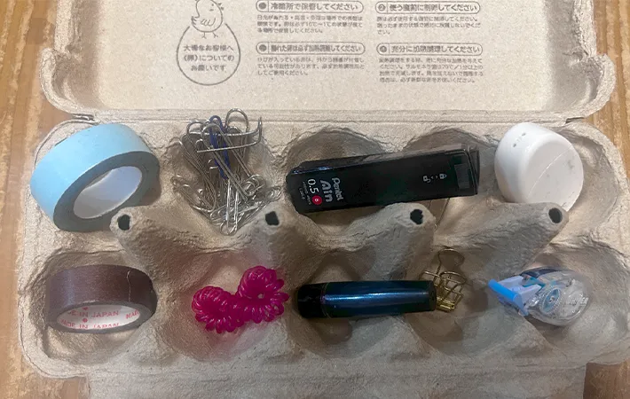 『文房具を入れた紙製卵パック』の写真（撮影：エニママ）