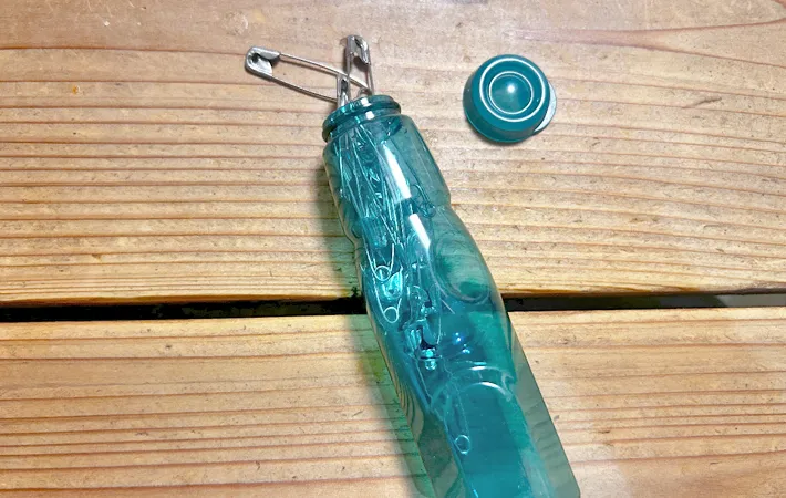 『安全ピン入れたラムネ容器』の写真（撮影：エニママ）