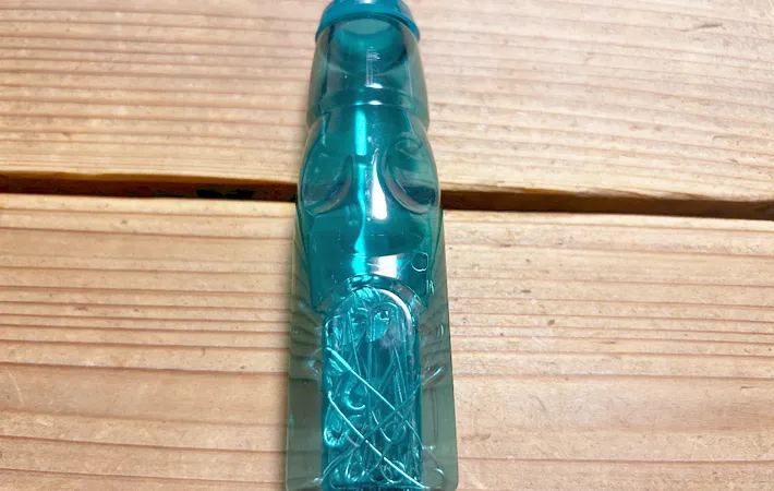 『安全ピン入れたラムネ容器』の写真（撮影：エニママ）