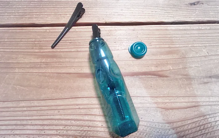 『ヘアクリップ入れたラムネ容器』の写真（撮影：エニママ）