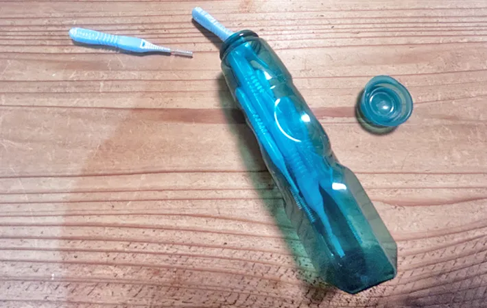 『歯間ブラシを入れたラムネ容器』の写真（撮影：エニママ）