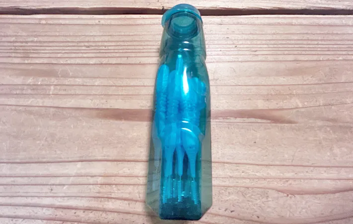 『歯間ブラシを入れたラムネ容器』の写真（撮影：エニママ）