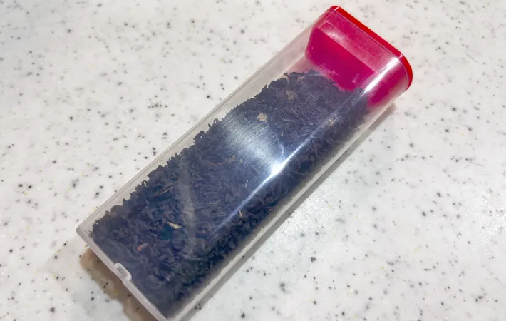 『茶葉が入ったチョコベビーの容器』の写真（撮影：エニママ）
