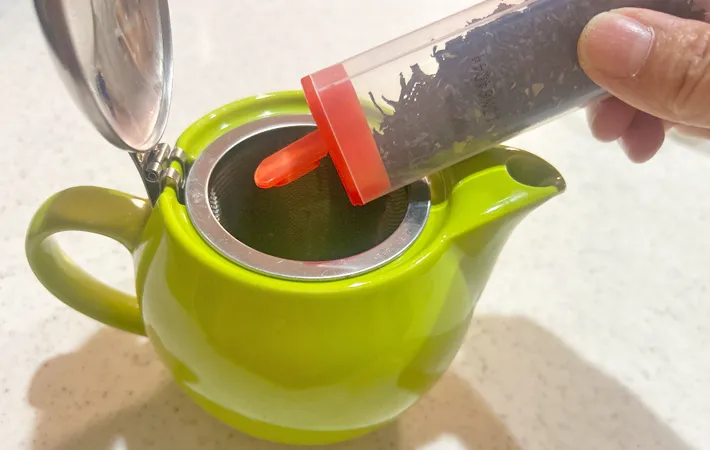 『茶葉が入ったチョコベビーの容器』の写真（撮影：エニママ）