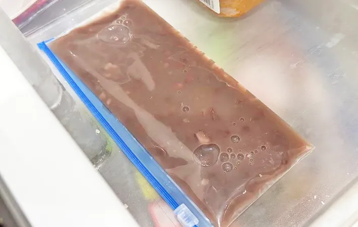 『ぜんざいを凍らせるだけ！ヘルシーシャーベット』を作る写真（撮影：キジカク）