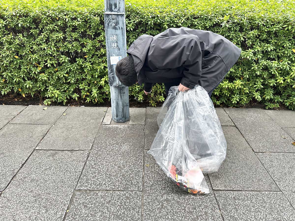 ゴミ拾いをしている写真（撮影：grape編集部）