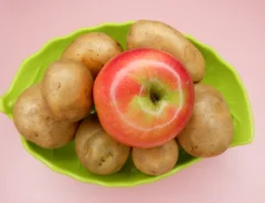 リンゴとジャガイモの写真
