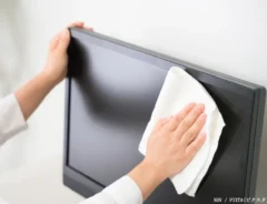 テレビを掃除する写真