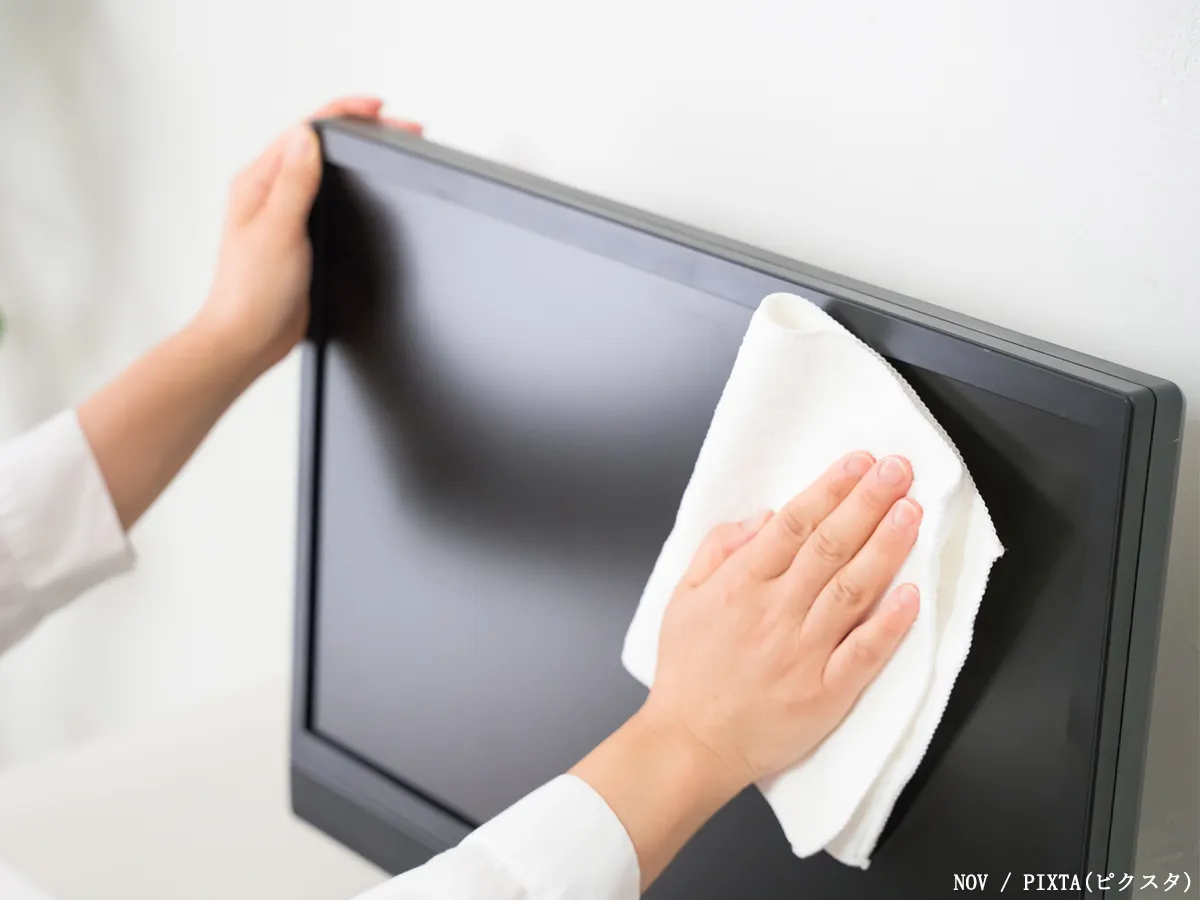 テレビを掃除する写真
