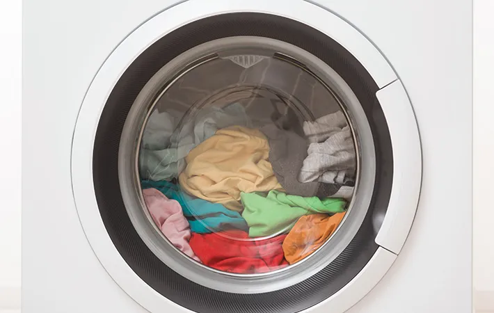 衣類の詰まった乾燥機の写真