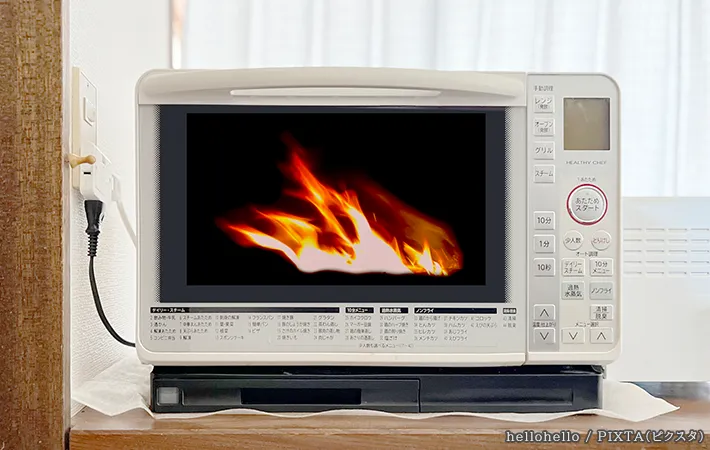 炎があがっている電子レンジの写真