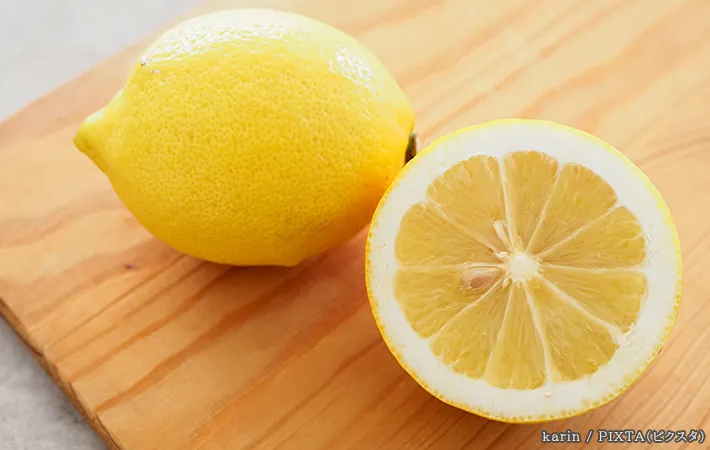 まな板の上のレモンの写真