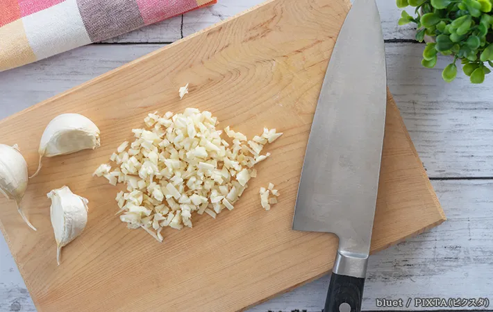 まな板で食材を切る写真
