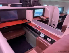 飛行機のファーストクラスの席の写真