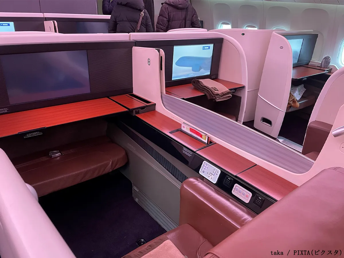 飛行機のファーストクラスの席の写真